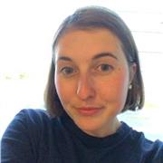 étudiante donnant des cours particuliers pour l'aide aux devoirs et soutien scolaire pour les enfants de primaire et collège